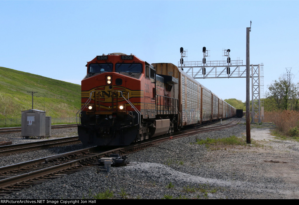 With BNSF 5306 for power, IHB's GA8 pulls west with a short rack train